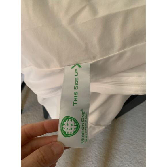 Twin White Comforter and Mattress Protector Box Spring Cover  Preowned - Picture 10 of 11